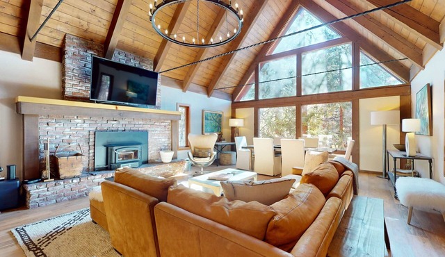 Beautiful home near the lake & slopes with private hot tub, pool table, & WiFi