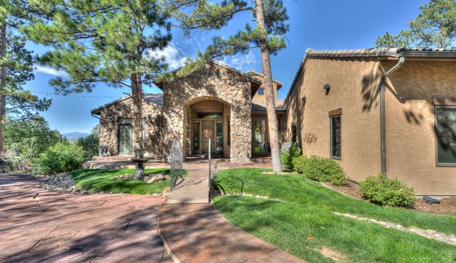 Beautiful Home nestled in the pines, media room, onsite gym, 30mi to Denver