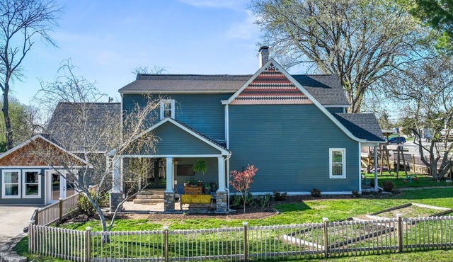 Beautiful home on Bourbon Trail.Close to Keeneland. Walk to downtown Versailles