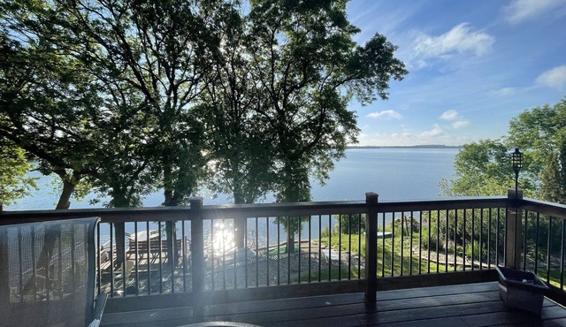 Beautiful home on Clear Lake! Amazing views 🌅 Great fishing 🎣 Great boating 🚤