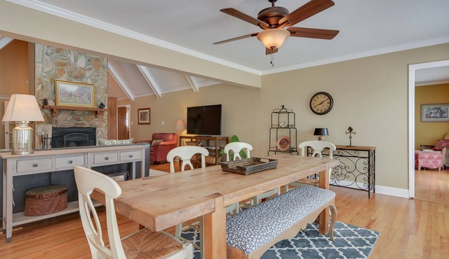 Beautiful Home on Horse Farm, Bring your dogs or friends - close to golf too!
