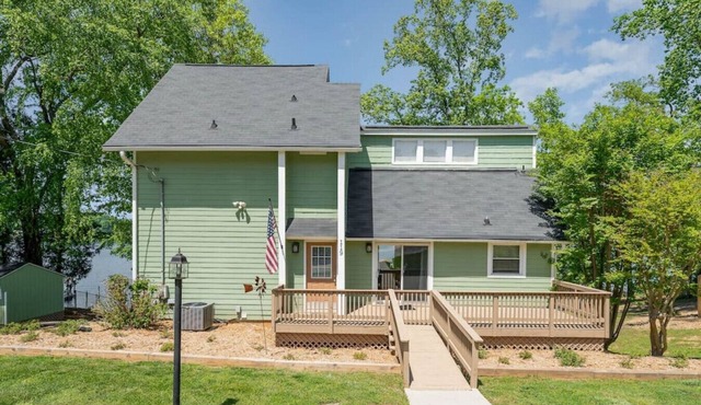 Beautiful home on Lake Noman