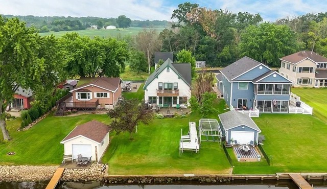 Beautiful home on Lake Butte des Morts for vacation or EAA Convention stay