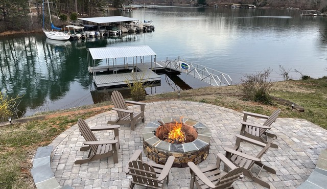 Beautiful Home on Lake Keowee- Deep Water Dock- 4bd/4ba -Close to Clemson