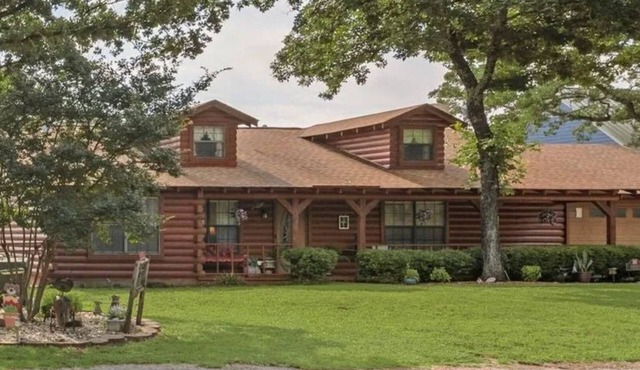 Beautiful Home on Richland Chambers Lake, Bring the whole Family and Enjoy!