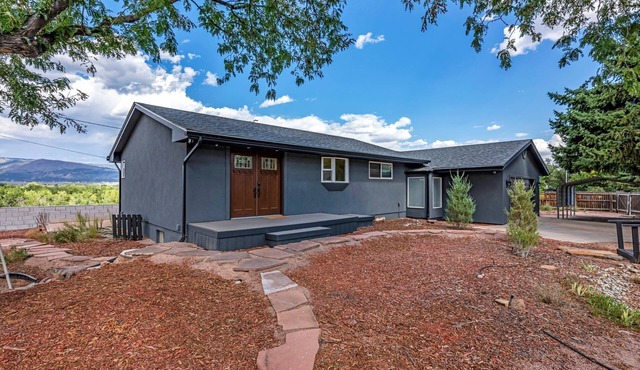 Beautiful home on the bluff overlooking river and mountain views with hot tub!