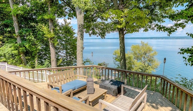 Beautiful Home On The Lake Great For Families & Walking Distance to Winery