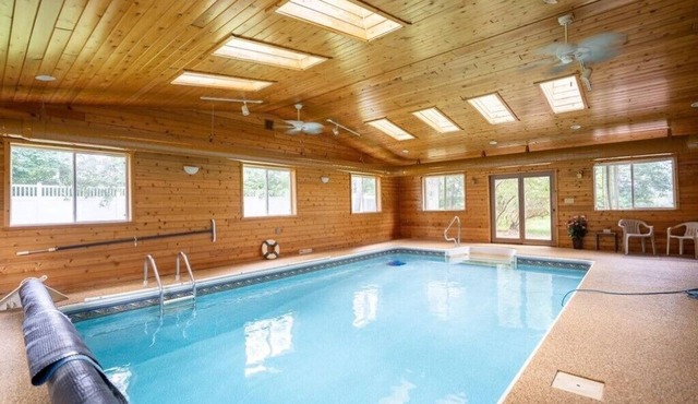 Beautiful home on the Lake. Indoor Pool. Private Pier and a mile from Ski Hill