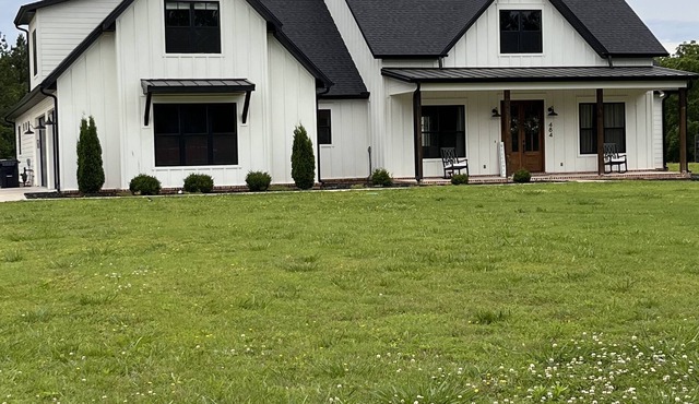 Beautiful Home on 2 acres w/ Salt Water Pool - 5 min from the White River!