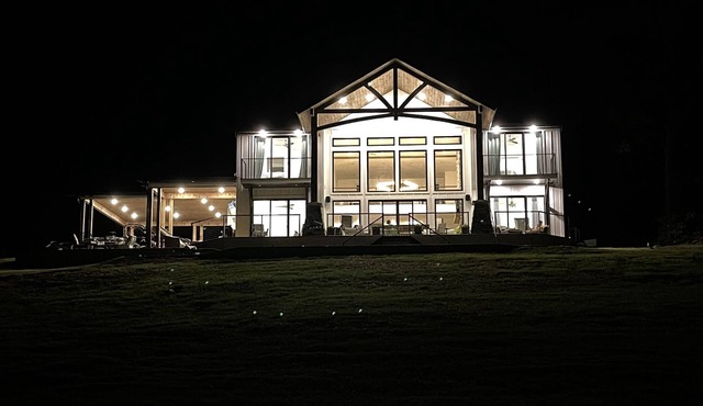 Beautiful Home on Lake Norfork. AMAMZING PLACE TO VIEW SOLAR ECLIPSE TOTALITY