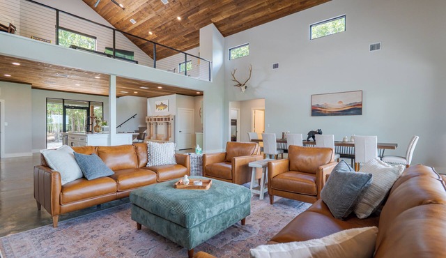 Beautiful Home Overlooking the White River - Hot Tub - Fire Pit - Game Room