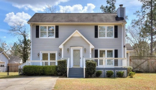 Beautiful home Perfect for the masters , 3 bedrooms and 2.5 baths! With a Pool!