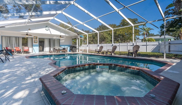 Beautiful home- Private getaway-Heated Pool/HotTub Close to IMG
