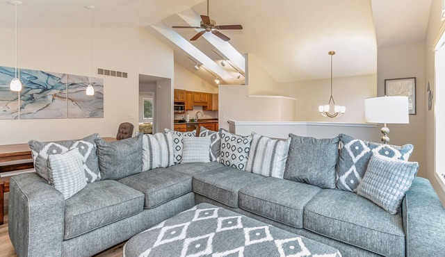 Beautiful home, quiet neighborhood w hot tub. Close to shopping, beach & trails.