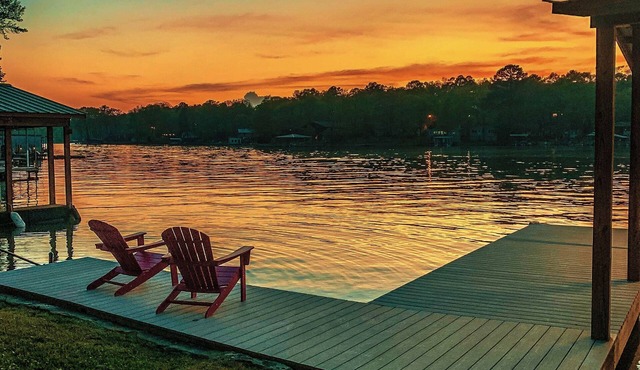 Beautiful Home Right On Lake Hamilton! HOT TUB! Covered Boat Slip! Waterfall!