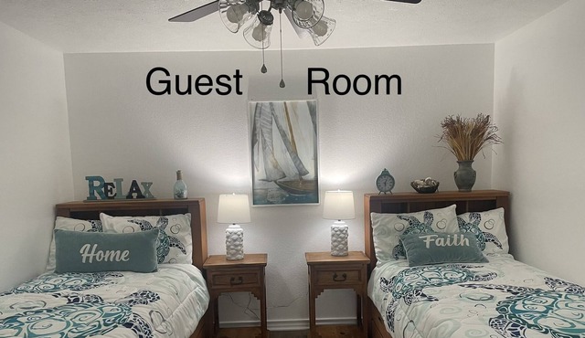 Beautiful Home Sleeps 4 Completely Renovated Fully Furnished New Smart TV Wi-Fi