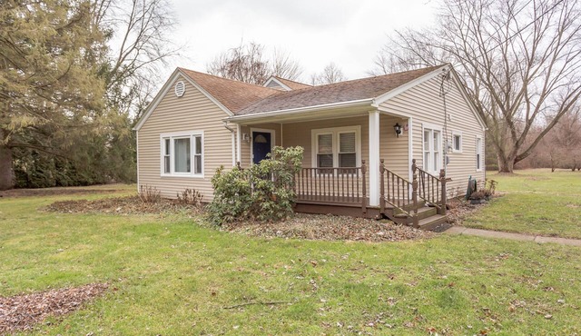 Beautiful home that is quiet, private and secluded. Close to everything!