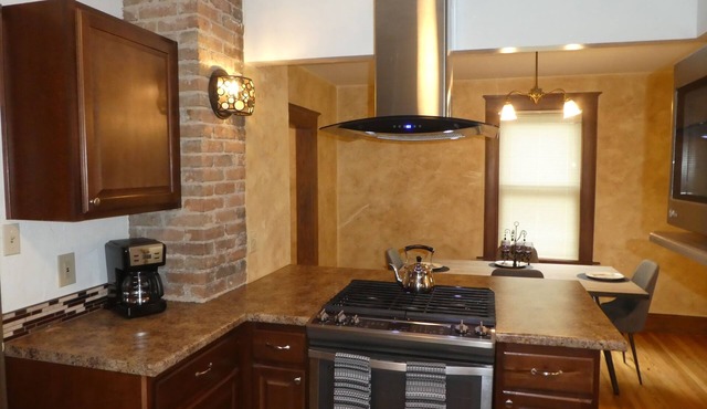 Beautiful Home in Downtown and by Colorado College. New furnishings & Clean!