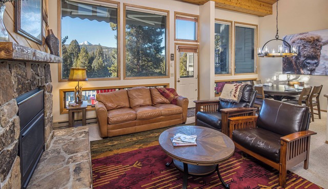 Beautiful home w/fireplace, amazing views & community hot tub - Hidden Village Cozy Getaway