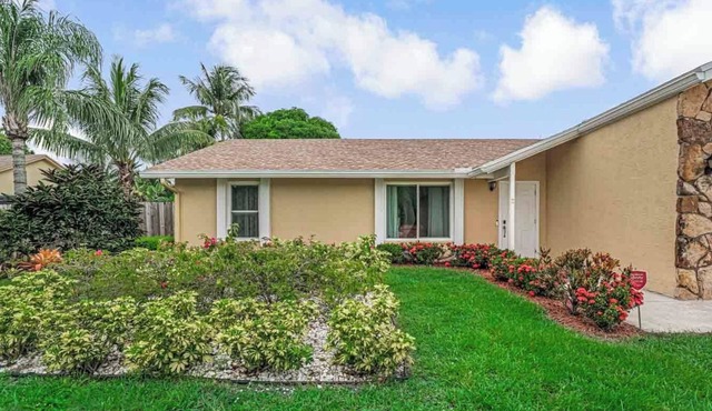 Beautiful home, close proximity to golf, shopping, dining, parks and hospitals