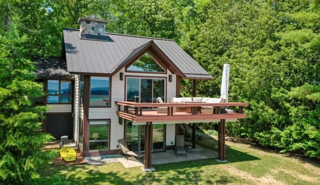 Beautiful Home w/2 fireplaces, Deck, and 75ft of Private Higgins Lake Frontage