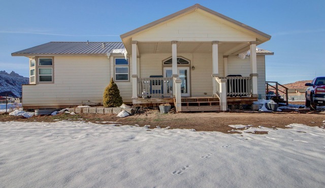 Beautiful home w/covered decks & grills - great for large groups