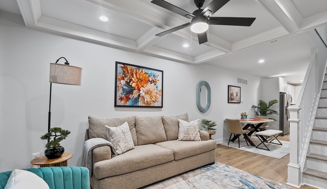 Beautiful home w/Keyless Entry Near Stadium