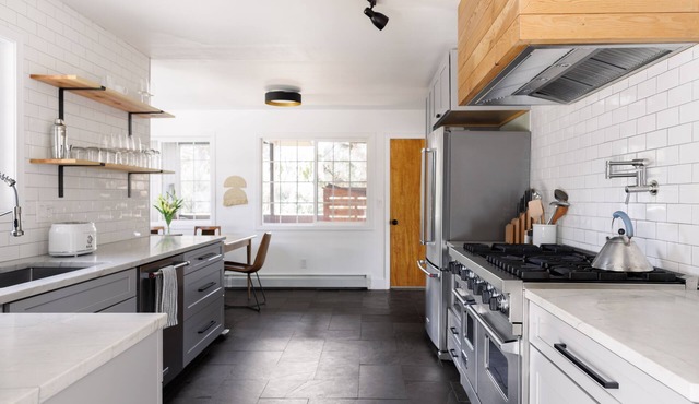 Beautiful Home w/Sauna - 4min drive to downtown