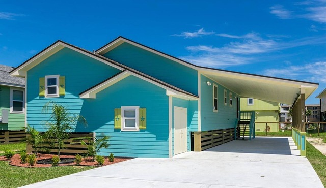 Beautiful home w/screened in porch - close to beach/town