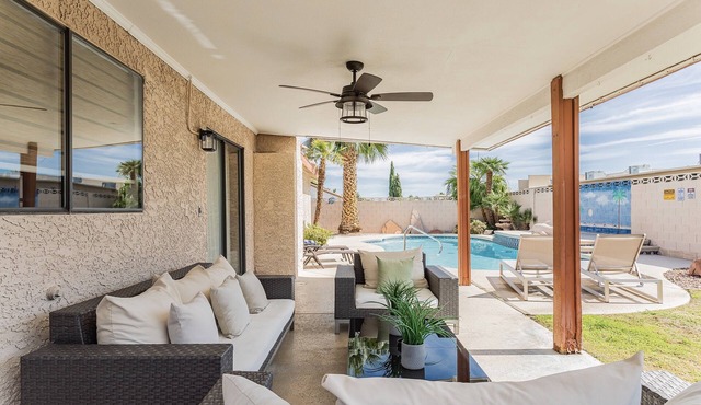 Beautiful Home w/Sparkling Swimming Pool, 4 Miles To The Strip, Pet Friendly!
