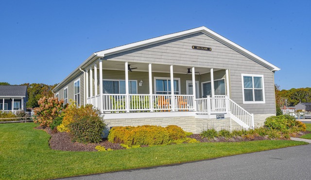 Beautiful home-waterfront, beach, pools, family fun & pets!