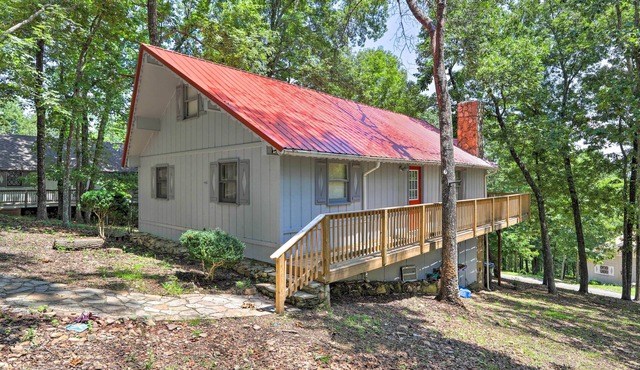 Beautiful Home with Mountain-View Deck + Smart TV