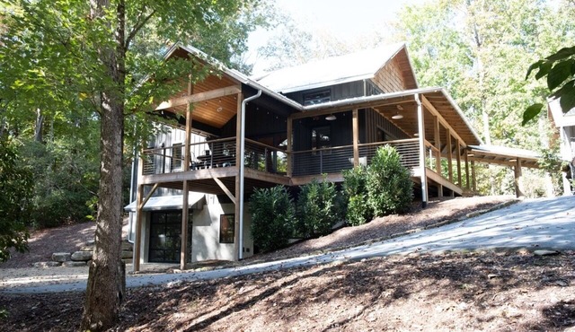 Beautiful Home with Guest House in Pisgah Forest