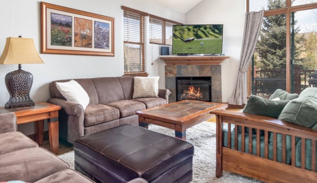 Beautiful Home with Private Hot Tub Deck Fireplace