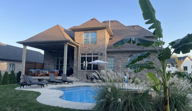 Beautiful home with pool & home gym! Just 20 min to KY Derby!