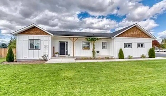 Beautiful home with a hot tub that welcomes pets.
