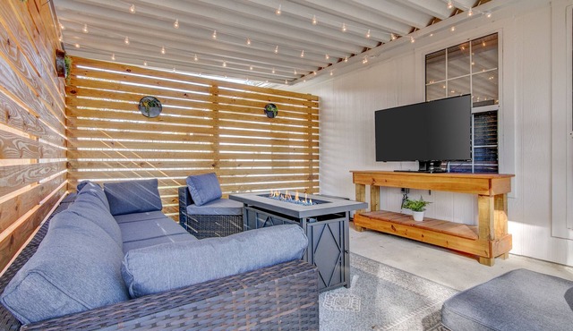 Beautiful Home with Amazing back patio. 3br/2bth - sleeps 8.