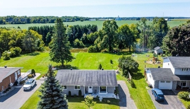 Beautiful Home with castor river view