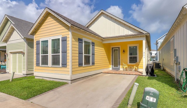 Beautiful home with community pool, central AC, full kitchen, & washer/dryer
