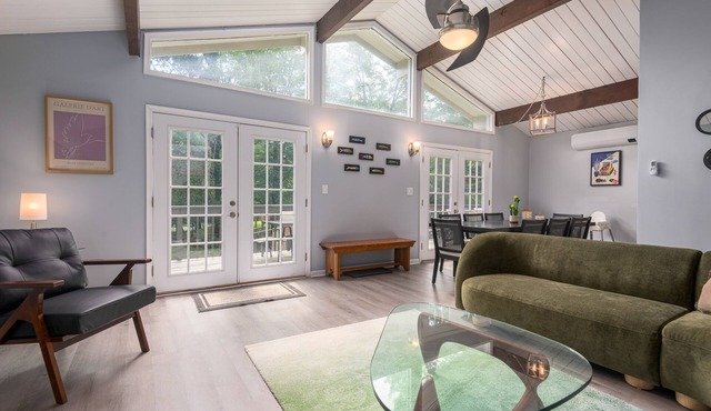 Beautiful home with fire pit, hot tub and EV charger minutes from the ski slopes