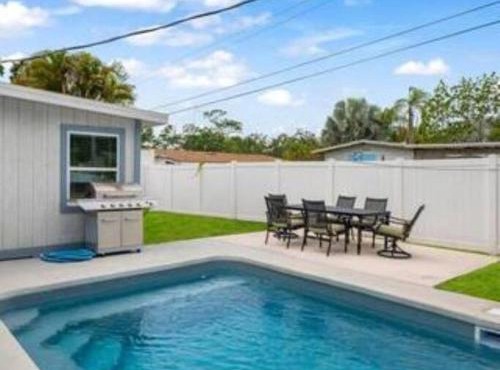 Beautiful Home with heated pool and Fenced Yard by Siesta Key!