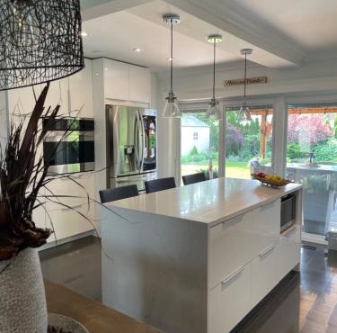 Beautiful Home with Hot tub by YYZ, 20min to CN Tower