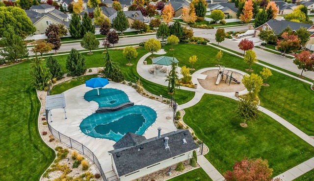 Beautiful Home with HOT TUB, COMMUNITY POOL & GAME ROOM.