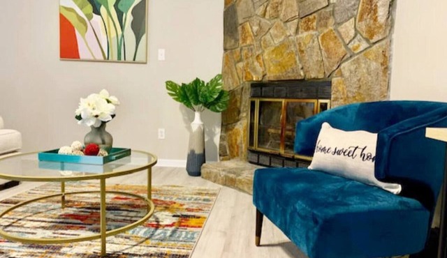 Beautiful home with king bed stoned fire place and pool/Games for famlies