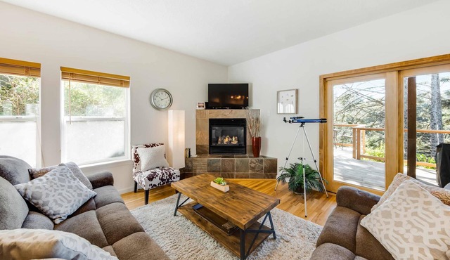 Beautiful Home with Ocean and Yaquina Lighthouse Views - Walk to the Beach