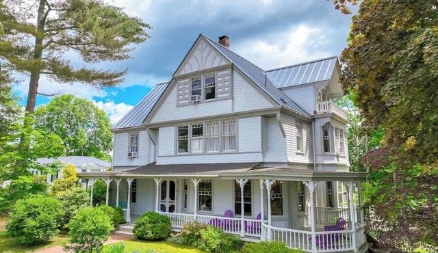 Beautiful home with Ping-Pong, fast WiFi & W/D - walk to dining