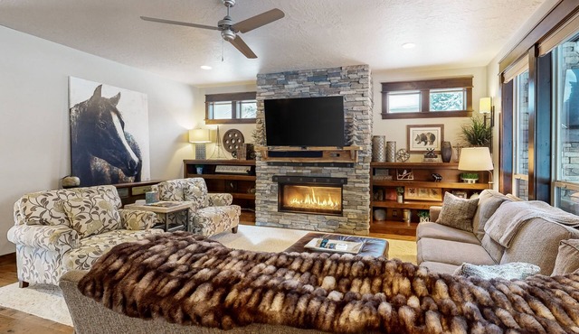 Beautiful home with patio, WiFi, fireplace, shared hot tub/pool/pickleball court