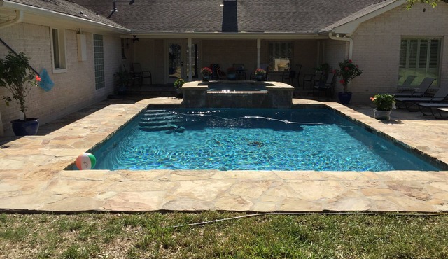 Beautiful Home With Pool 10 Minutes From A&M & downtown Bryan.