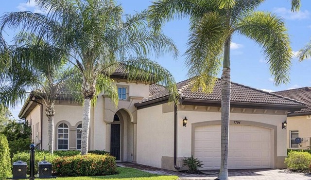Beautiful Home with Pool on Golf Course in Lely