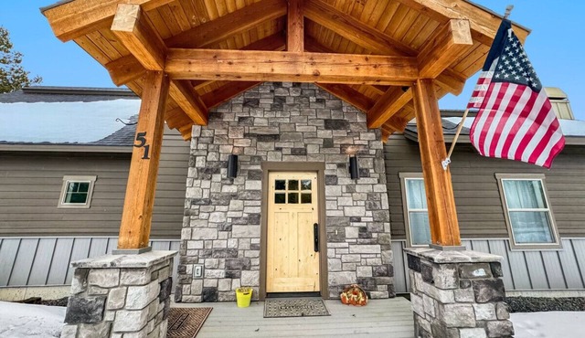 Beautiful home with private hot tub in Donnelly!